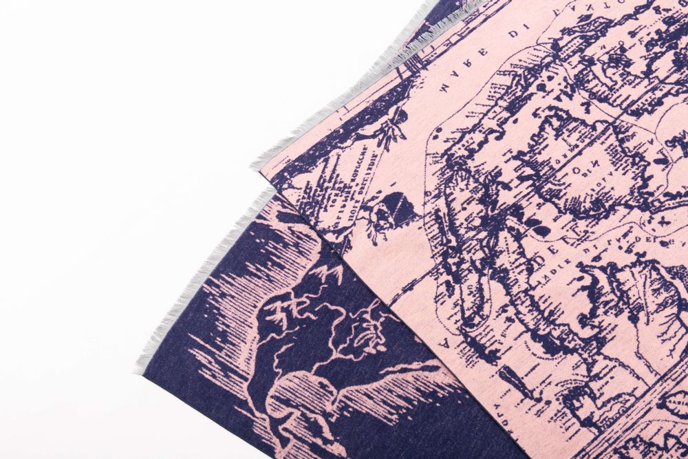 Foulards et écharpes - Écharpe violette en velours de soie Celestial Navigations, grand châle - THE ZHAI