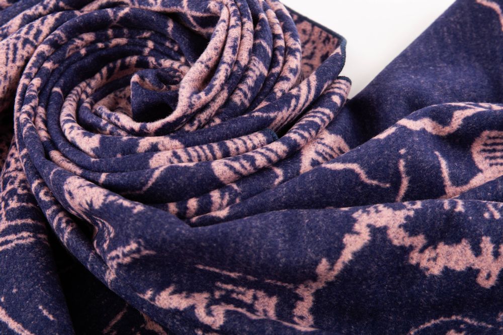 Foulards et écharpes - Écharpe violette en velours de soie Celestial Navigations, grand châle - THE ZHAI