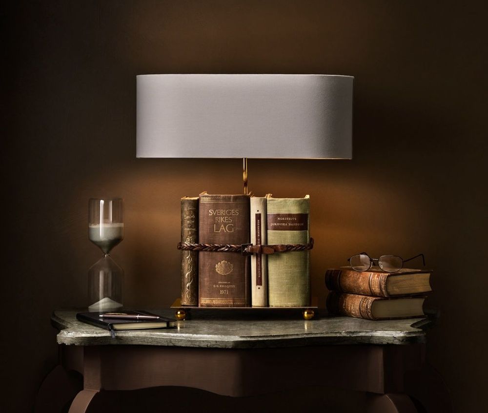 Objets design - Lampe à livres avec abat-jour ovale et porte-livre - FRIBE FORM®