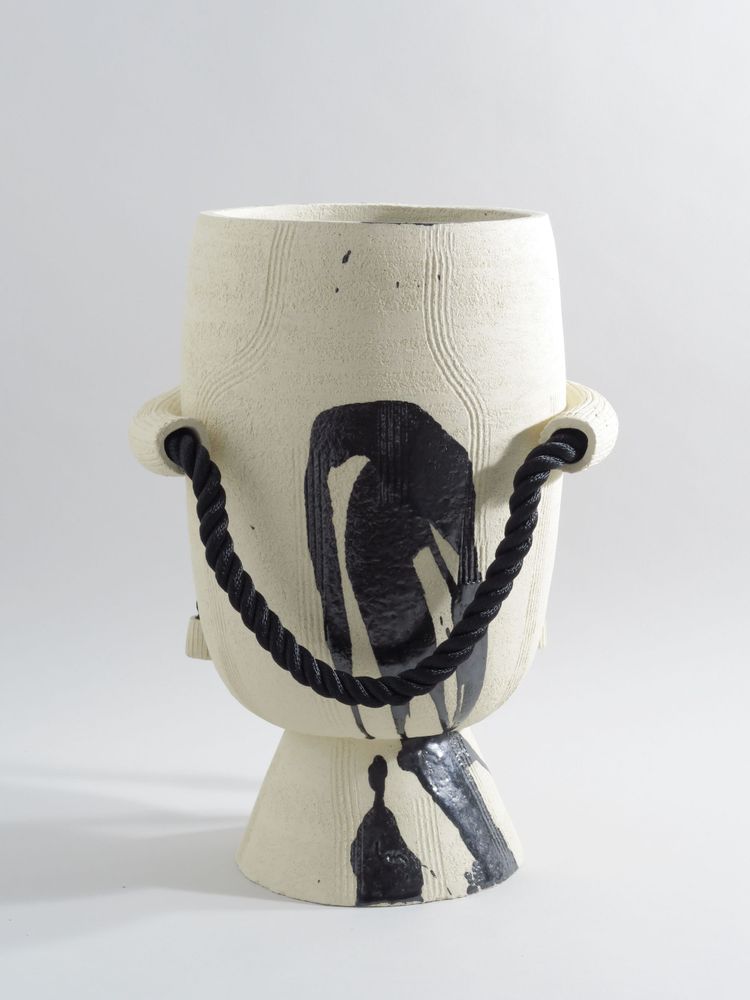 Céramique - Grand vase à pied et à cordes - série Himo - LISA MAÏOFISS