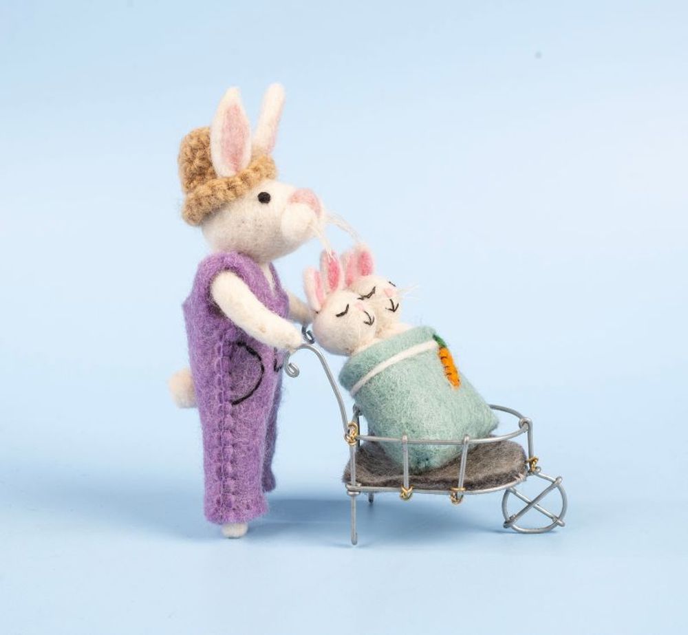 Decorative objects - Bunny with Babbies in Wheelbarrow - AMICA FELT EUROPE
