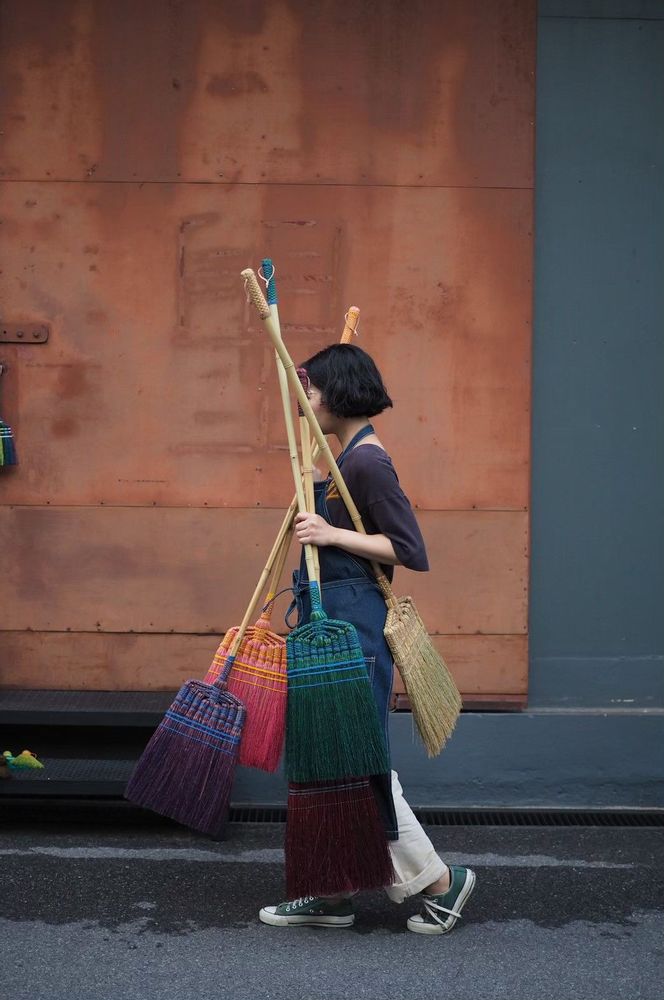 Objets design - BAAN BOON BROOMS - Balais et Brosses à Sorgho - BAAN BOON BROOMS