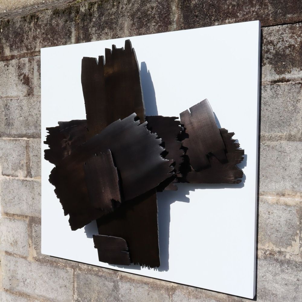 Pièces uniques - sculpture murale « Mouvement noir sur carré blanc \". - THIERRY LAUDREN