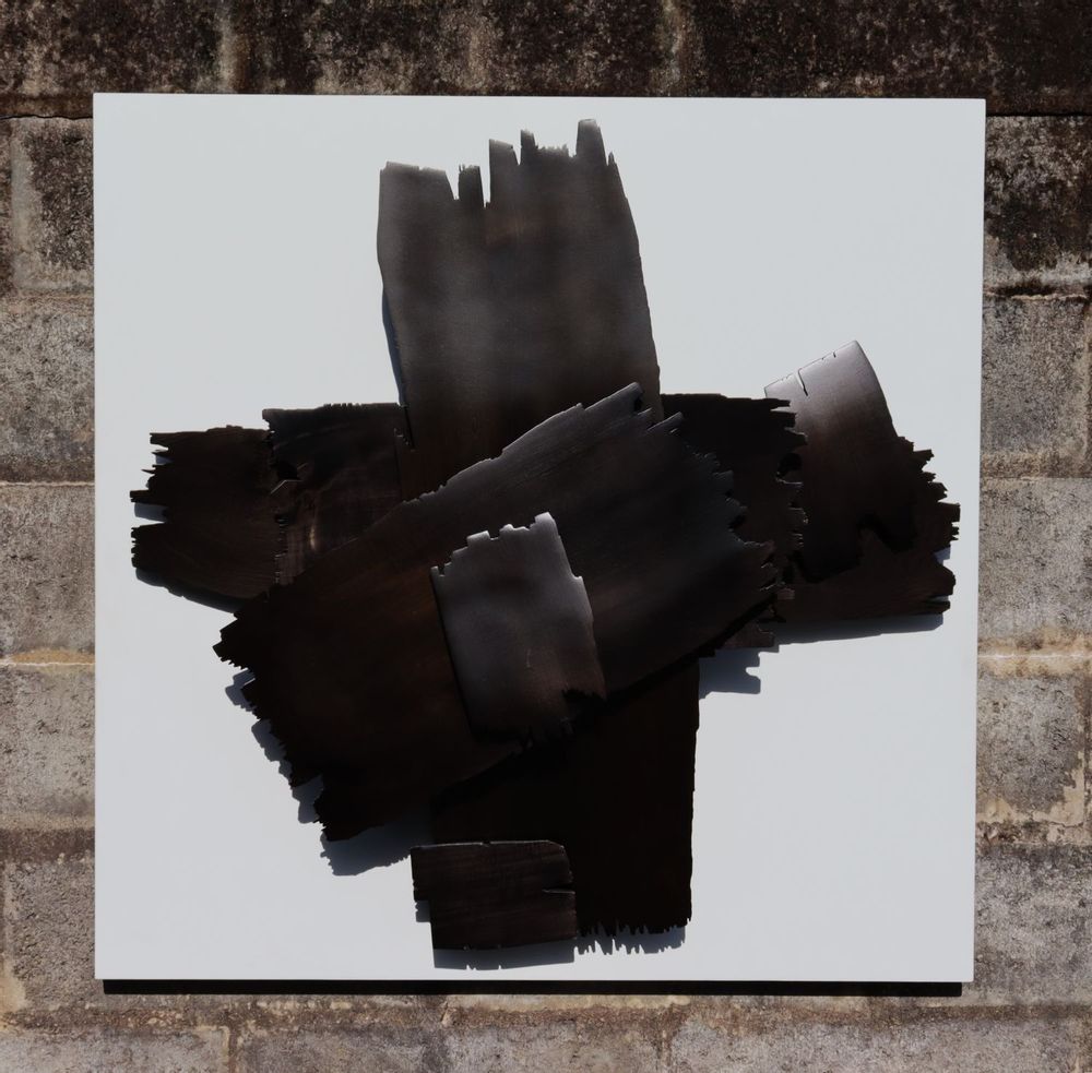 Pièces uniques - sculpture murale « Mouvement noir sur carré blanc \". - THIERRY LAUDREN