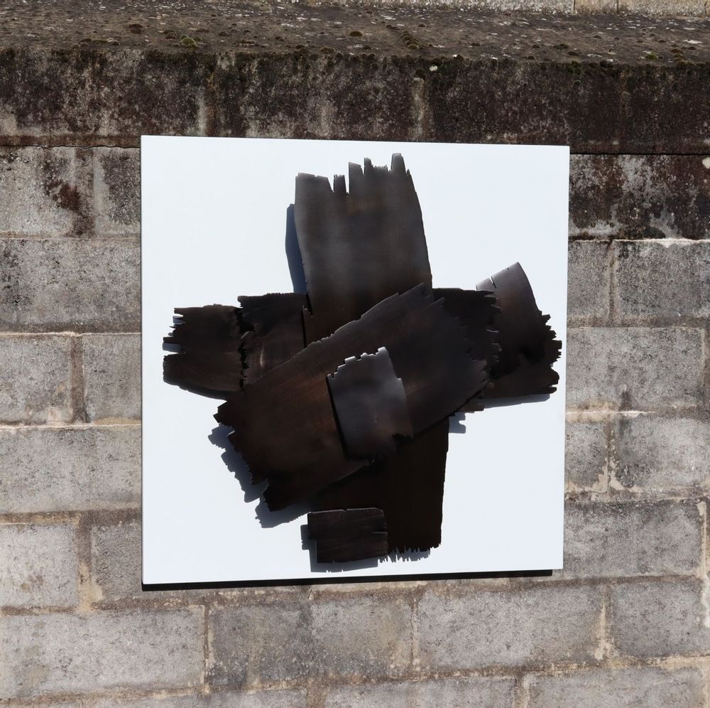 Pièces uniques - sculpture murale « Mouvement noir sur carré blanc \". - THIERRY LAUDREN
