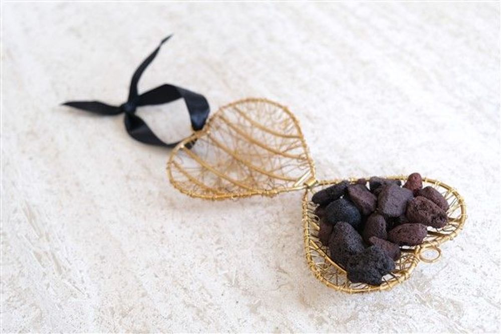 Scent diffusers - Solid perfume accessories fragrance diffusers: Hearts, Boules - AUTOUR DU PARFUM