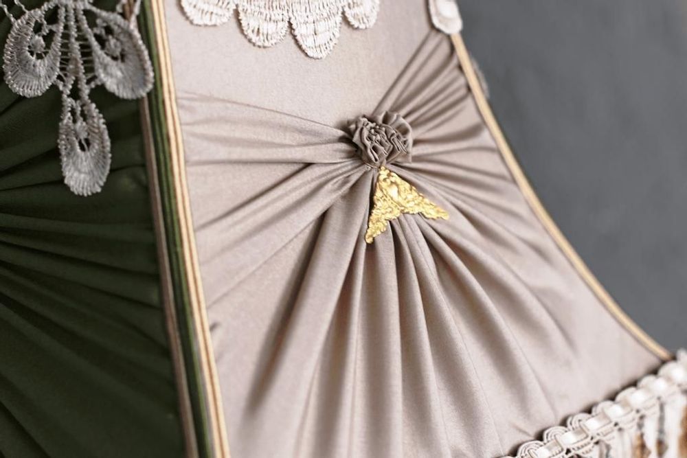 Objets de décoration - Abat-jour Victorien MARQUISE AUX PAONS - BELLE EPOQUE
