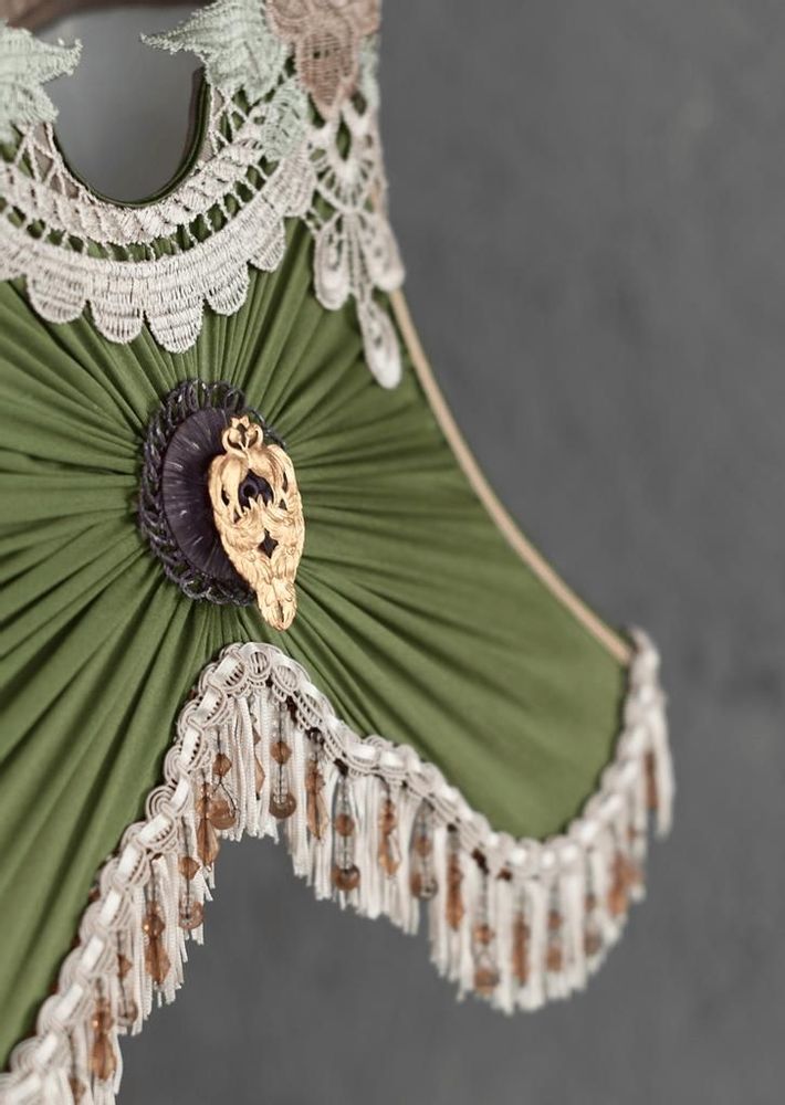 Objets de décoration - Abat-jour Victorien MARQUISE AUX PAONS - BELLE EPOQUE