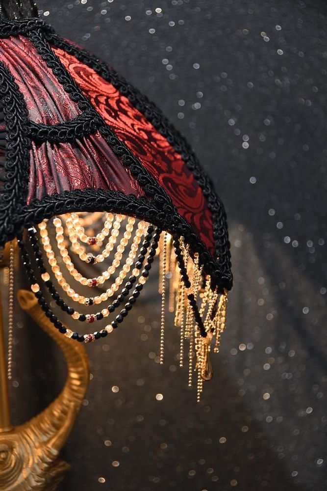 Objets de décoration - Abat-jour rouge et noir SYMBAD avec frange perlée - BELLE EPOQUE