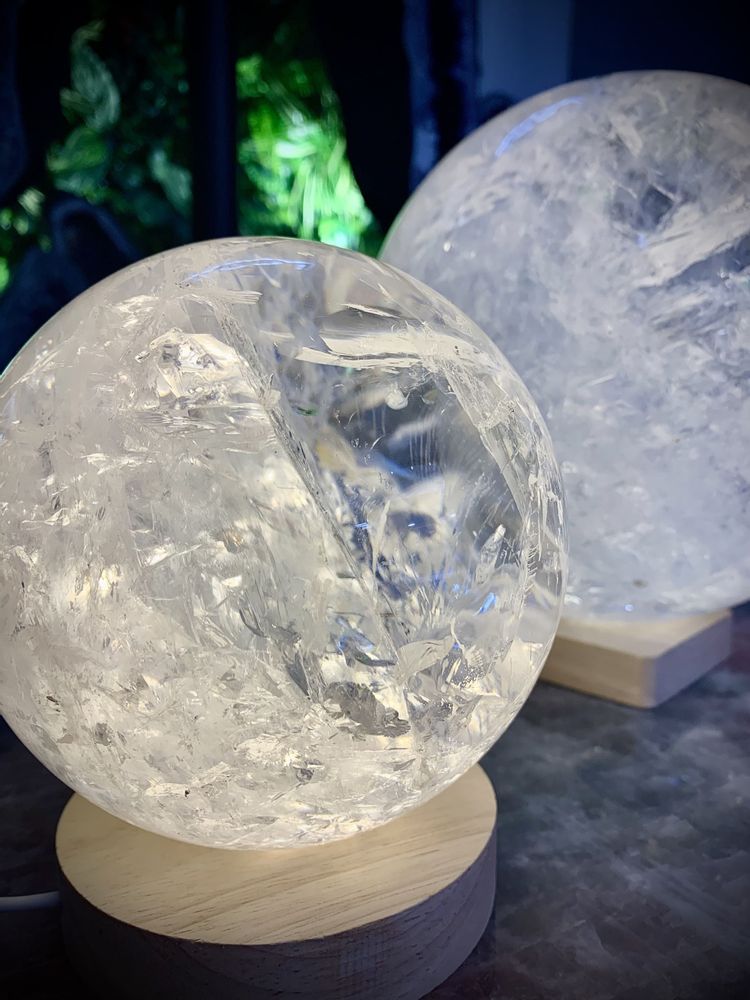 Design objects - The small rock crystal lamp: Lighting & design objects - LAVENTURINE GALLERY