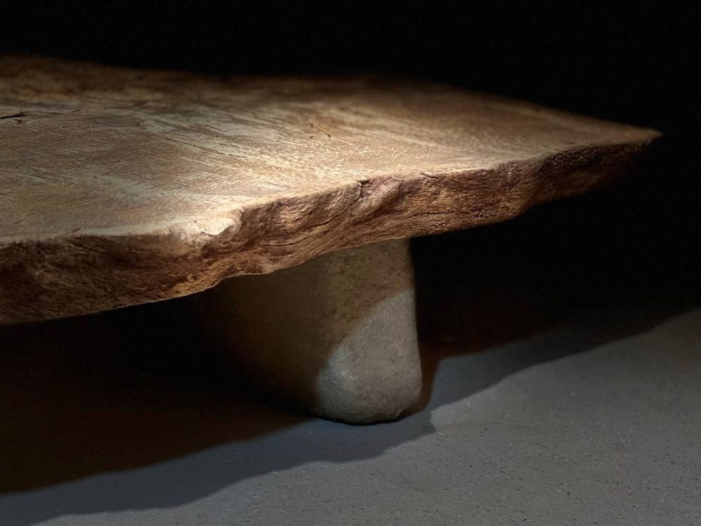 Tables basses - Table basse en chêne antique, Collection PONTS, pièce unique - GALERIE SANA MOREAU