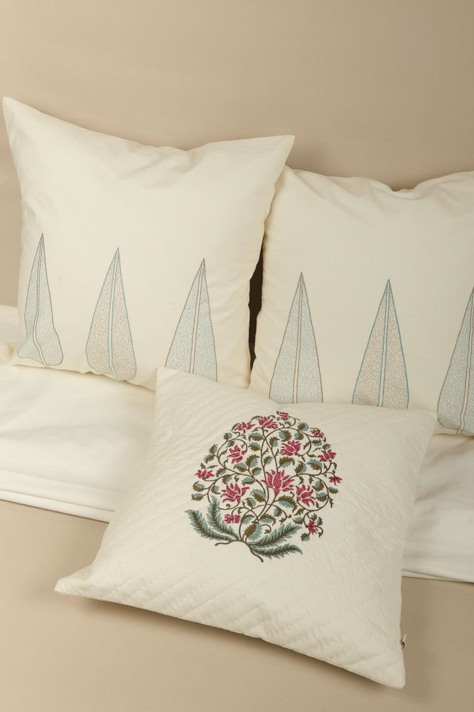 Coussins textile - Housse de coussin en coton brodée « Cypress Breeze » - NINÉH
