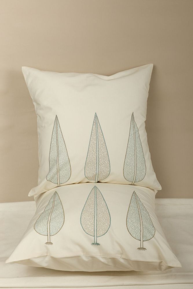 Coussins textile - Housse de coussin en coton brodée « Cypress Breeze » - NINÉH