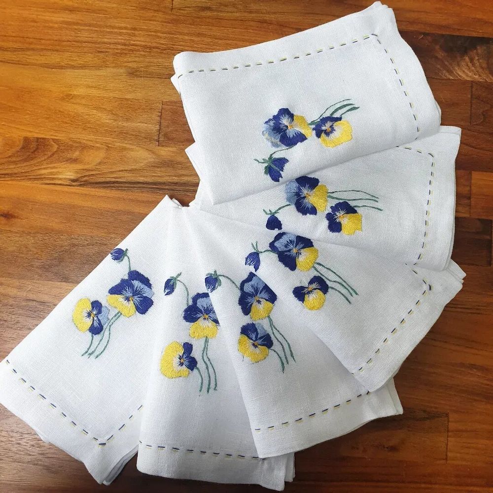 Napkins - White linen napkin with pansy flower - GOLIUK