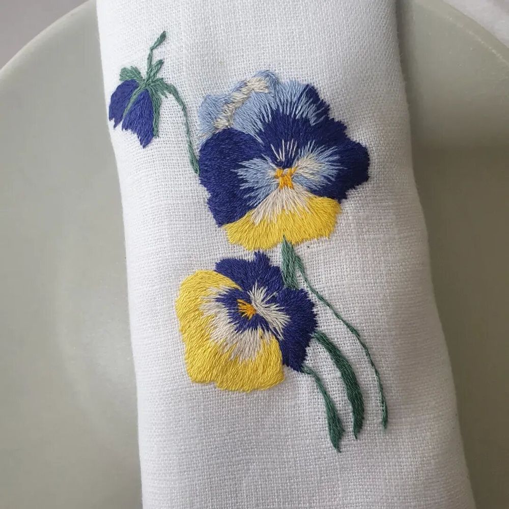 Napkins - White linen napkin with pansy flower - GOLIUK