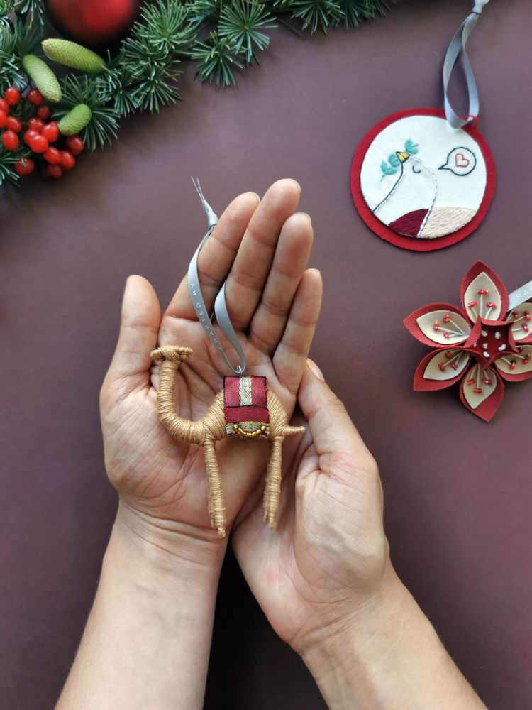 Guirlandes et boules de Noël - Proud Camel Ornement - UNHCR/MADE51