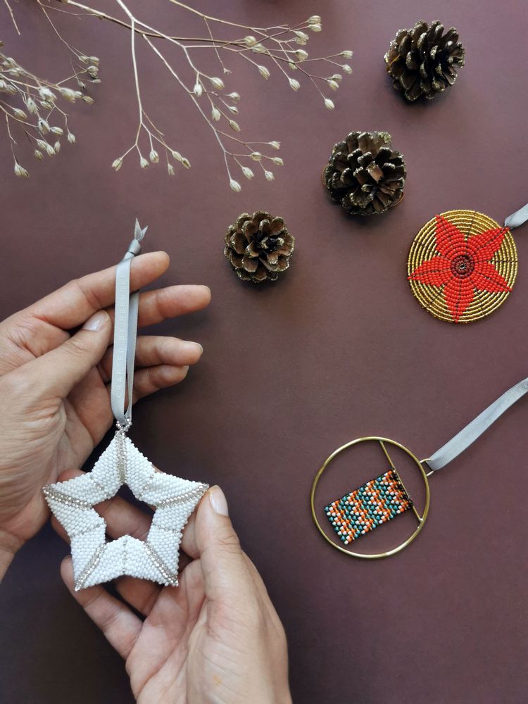 Guirlandes et boules de Noël - Étoile de l'unité - Décoration - UNHCR/MADE51