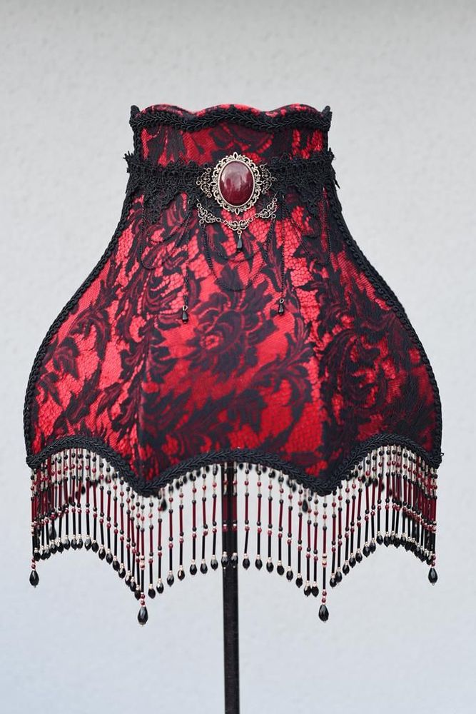 Decorative objects - Abat-jour Corset LILITH rouge et noir en dentelle et frange perlée - BELLE EPOQUE