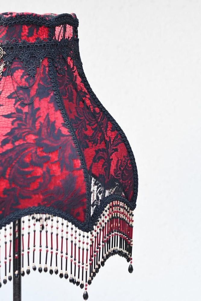 Decorative objects - Abat-jour Corset LILITH rouge et noir en dentelle et frange perlée - BELLE EPOQUE