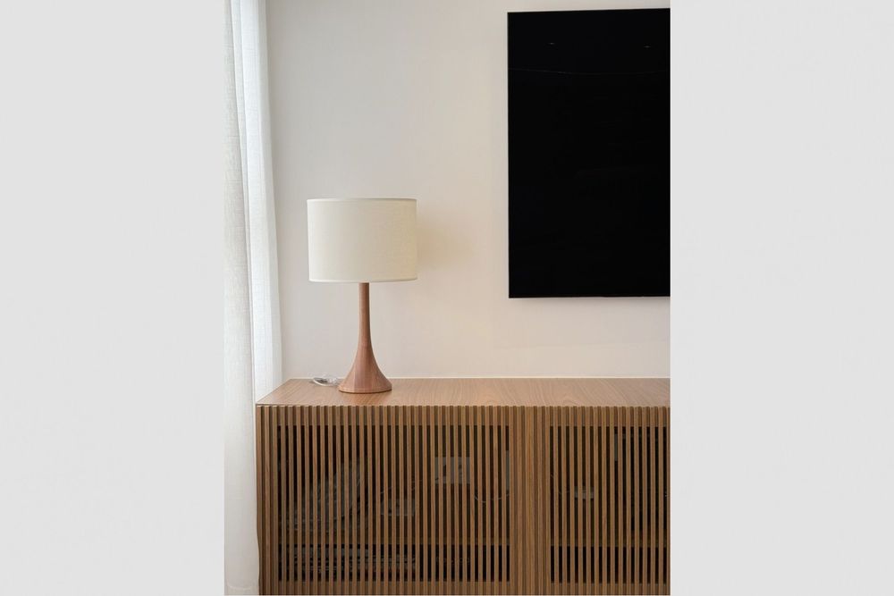 Lampes de bureau - "TULIPA" LAMPE DE TABLE EN BOIS MASSIF - ALESSANDRA DELGADO DESIGN