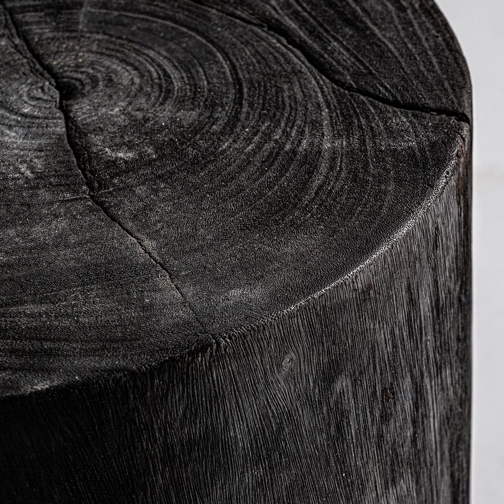 Autres tables - Table basse en bois de suar carbonisé noir vieilli en 50x50x50 cm - VICAL