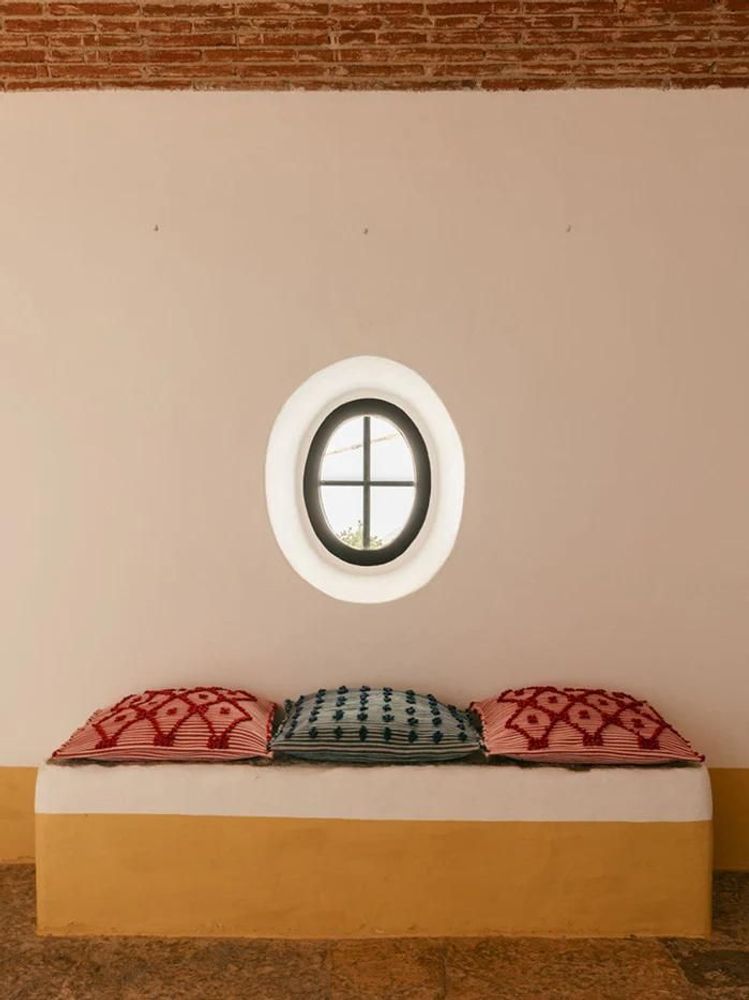 Coussins - Coussin rouge Sofia fait main - HOUSE OF CAPRICORN