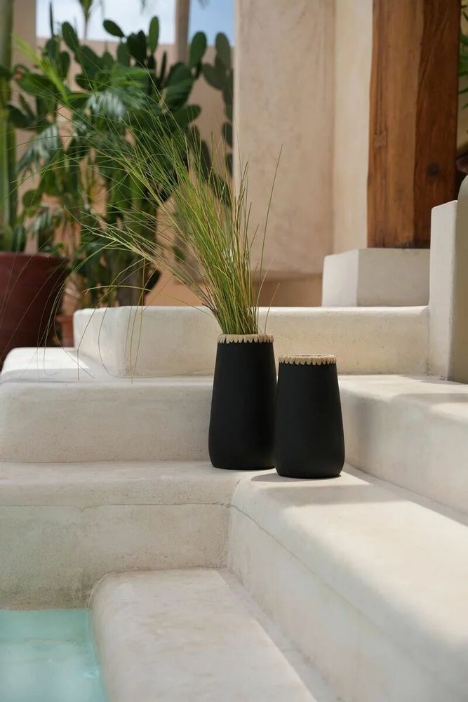 Vases - Le Vase Sneaky - Noir Naturel - S - BAZAR BIZAR LIVING