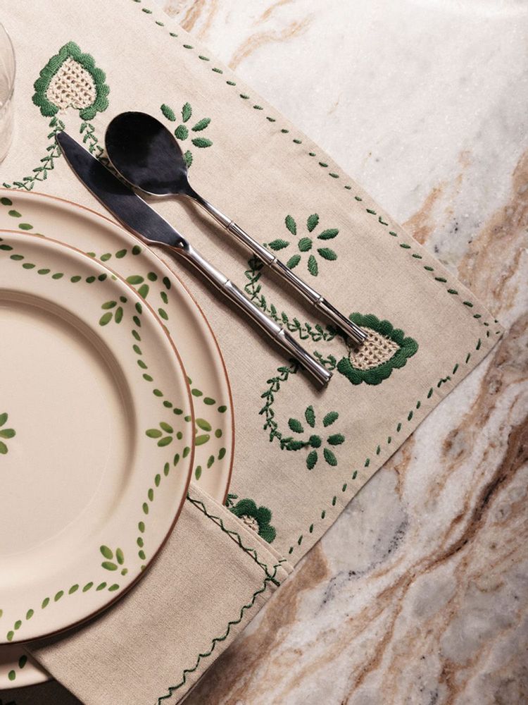 Sets de table - Ensemble napperon et serviette Viana brodés à la main - HOUSE OF CAPRICORN