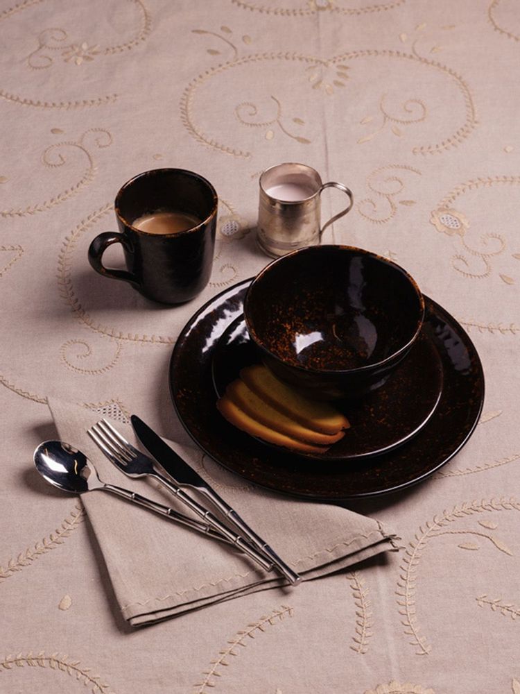 Nappes - Hand Embroidered Viana Tablecloth and Napkin Set - HOUSE OF CAPRICORN