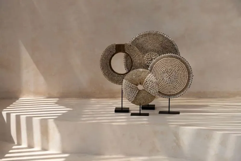 Decorative objects - The Shell Réunion on Stand - Natural - BAZAR BIZAR LIVING