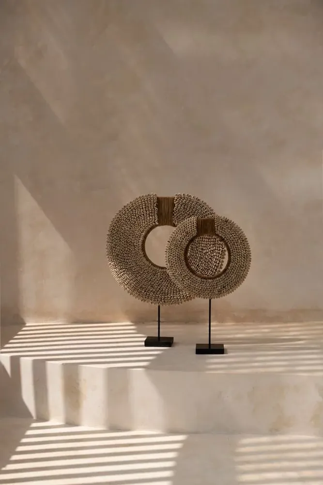 Decorative objects - The Shell Réunion on Stand - Natural - BAZAR BIZAR LIVING