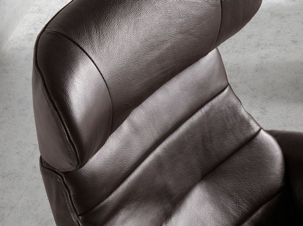 Fauteuils - Fauteuil pivotant tapissé de cuir de vachette marron - ANGEL CERDÁ