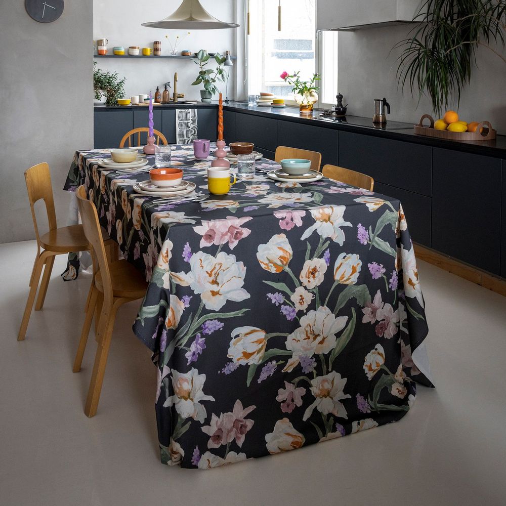 Table cloths - Helmililja Tablecloth Dark Grey 145x250 cm - PENTIK