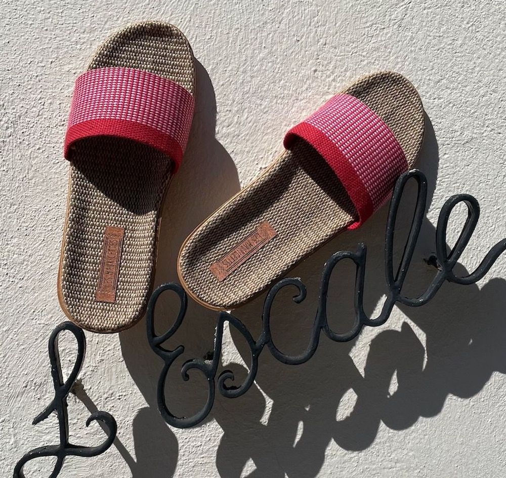 Homewear bien-être - Les Mauricettes de Solange, claquettes en toile rouge ultra légères - LES MAURICETTES