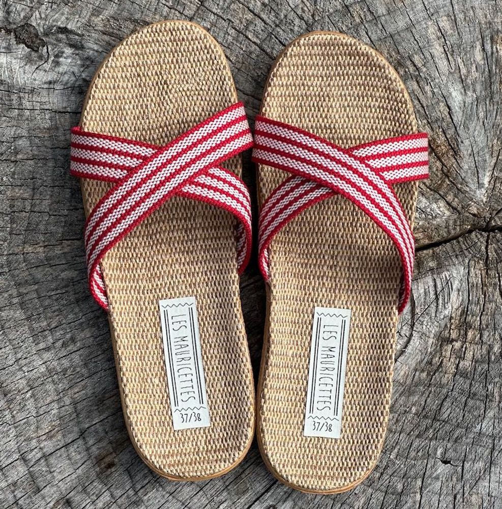Homewear bien-être - Les Mauricettes de Aude, claquettes ultra légères croisées rouges - LES MAURICETTES