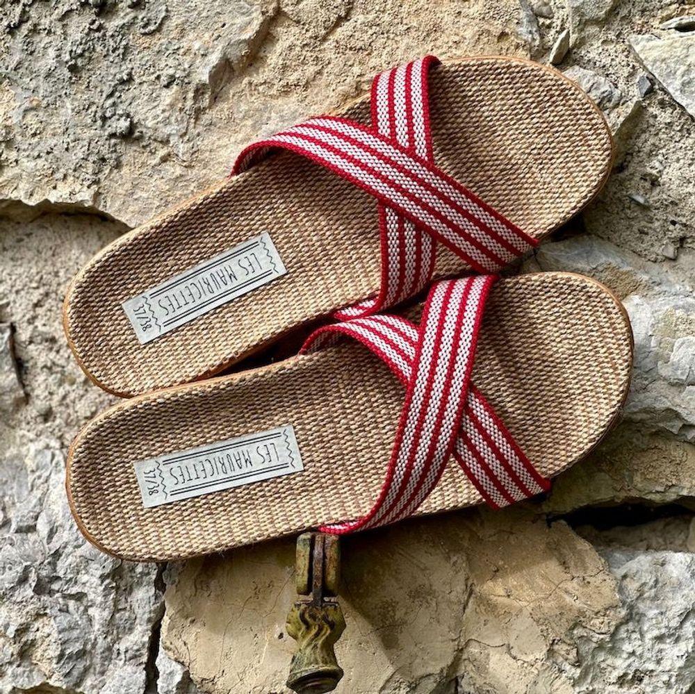 Homewear bien-être - Les Mauricettes de Aude, claquettes ultra légères croisées rouges - LES MAURICETTES