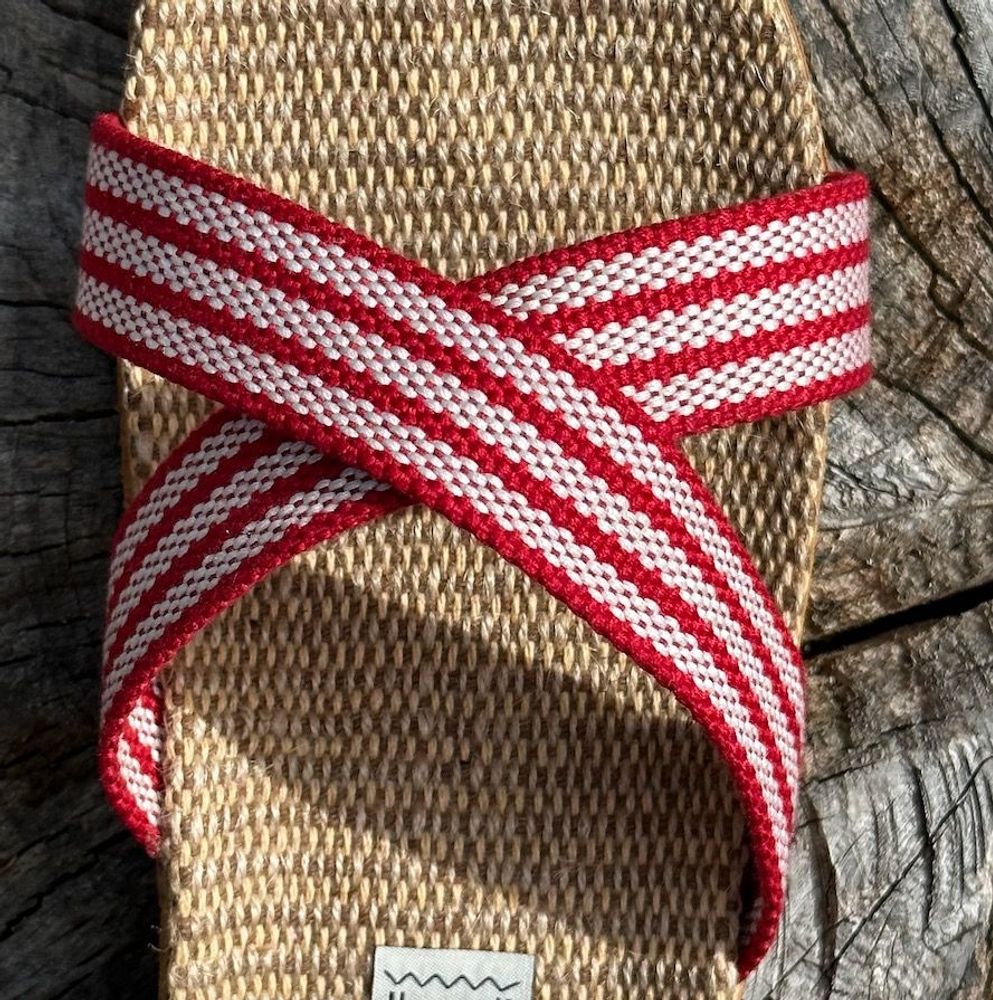 Homewear bien-être - Les Mauricettes de Aude, claquettes ultra légères croisées rouges - LES MAURICETTES