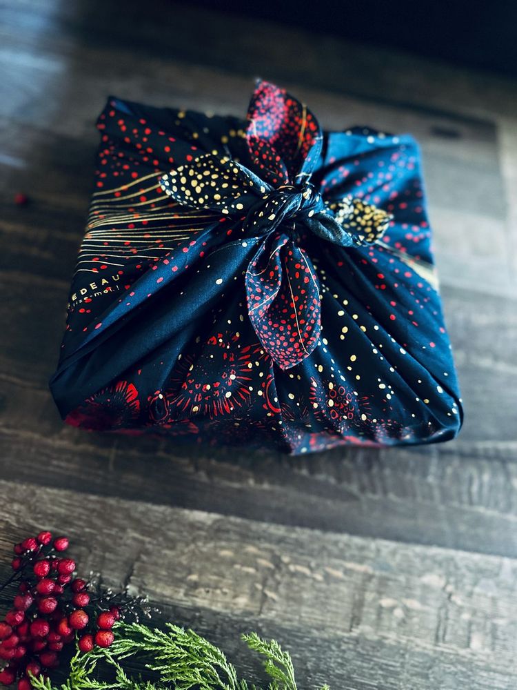 Scarves - Furoshiki Luxe Satin Gift: Peace Star - Size M - CARÉDEAU PAPIER CADEAU RÉUTILISABLE