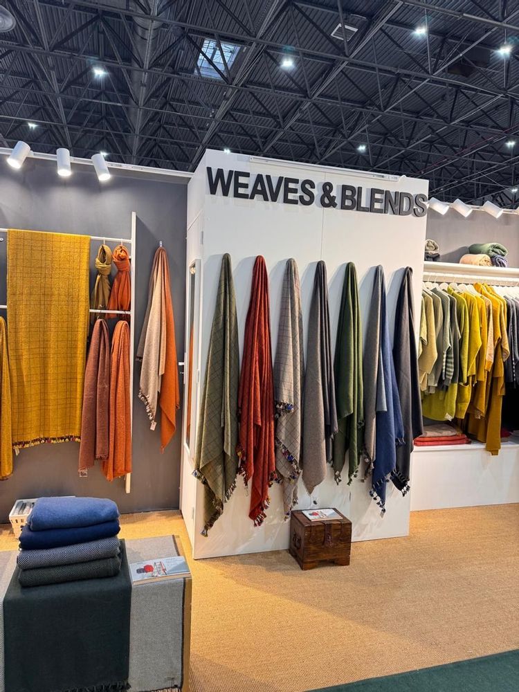 Throw blankets - Cashmere accessories. Home. Knitwear - WEAVES & BLENDS