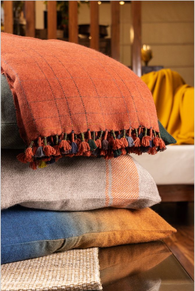 Throw blankets - Cashmere accessories. Home. Knitwear - WEAVES & BLENDS