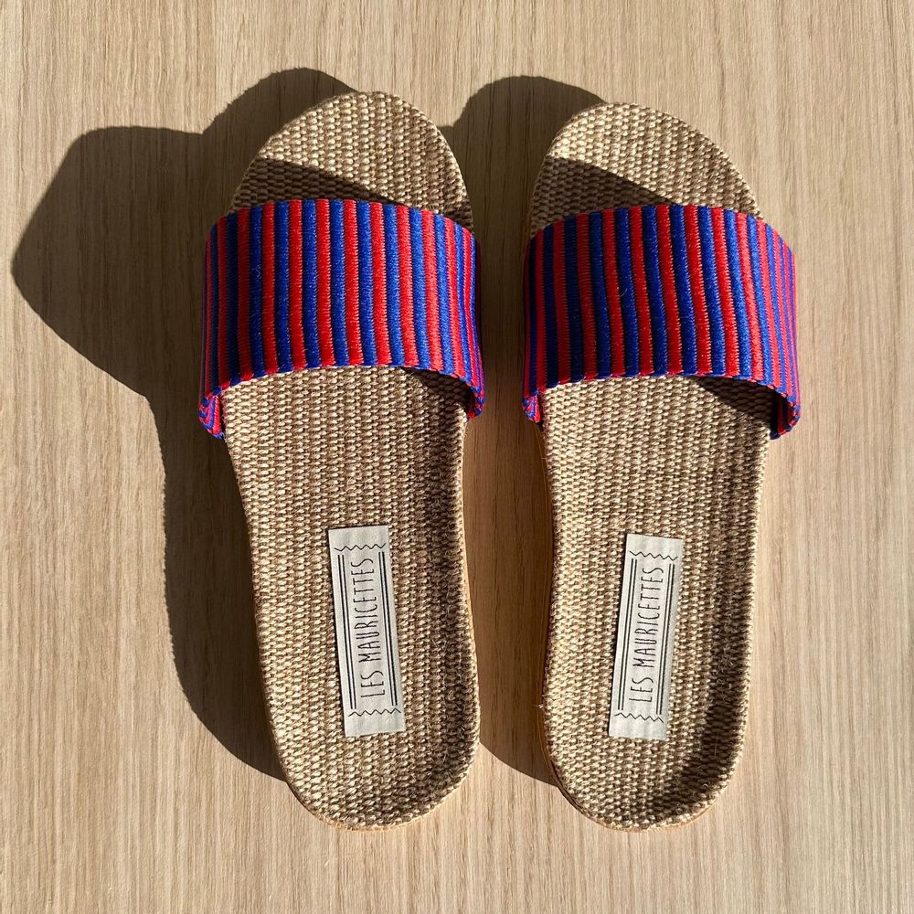 Homewear bien-être - LES MAURICETTES de Guillemette, sandales rayées fuchsia ultra légères - LES MAURICETTES