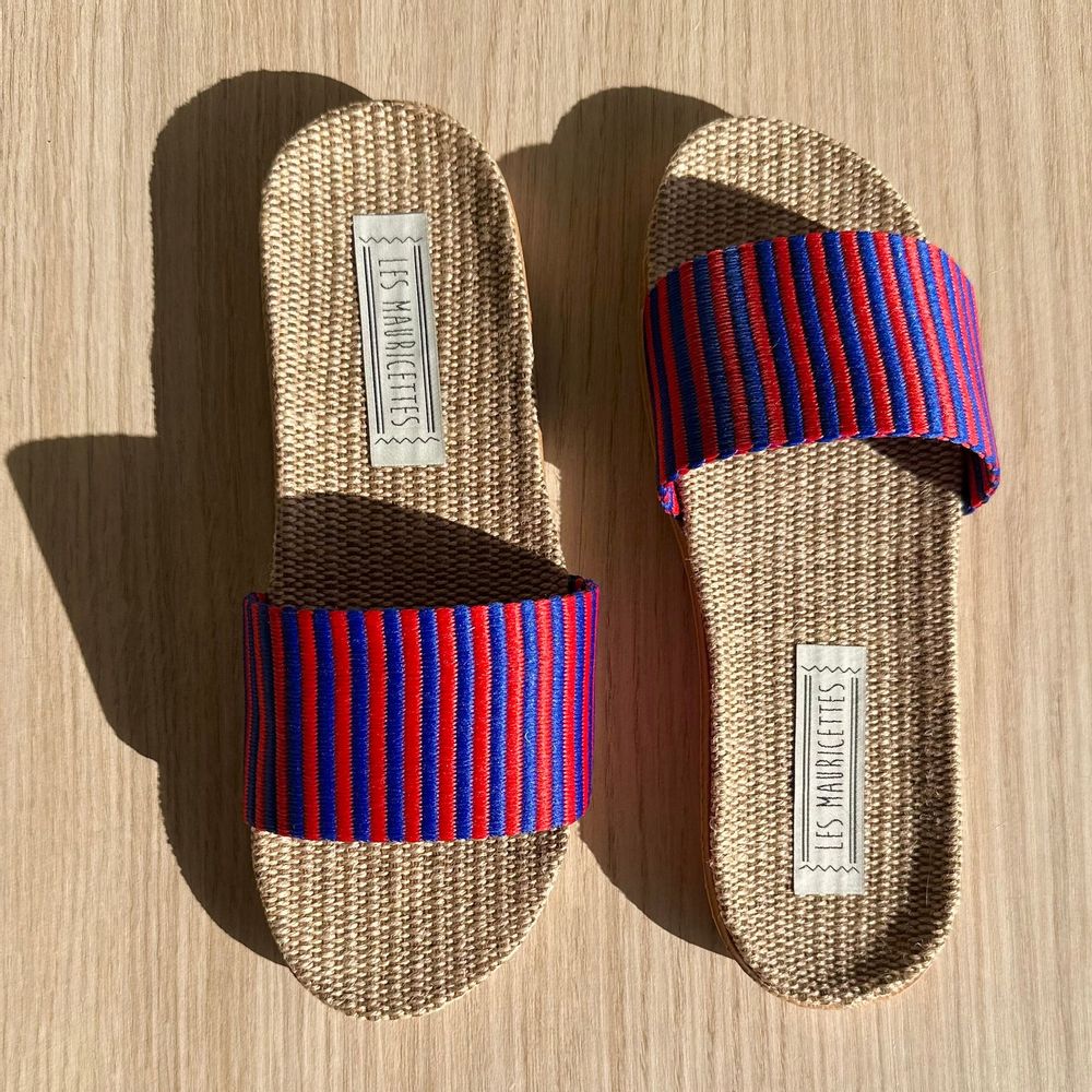 Homewear bien-être - LES MAURICETTES de Guillemette, sandales rayées fuchsia ultra légères - LES MAURICETTES