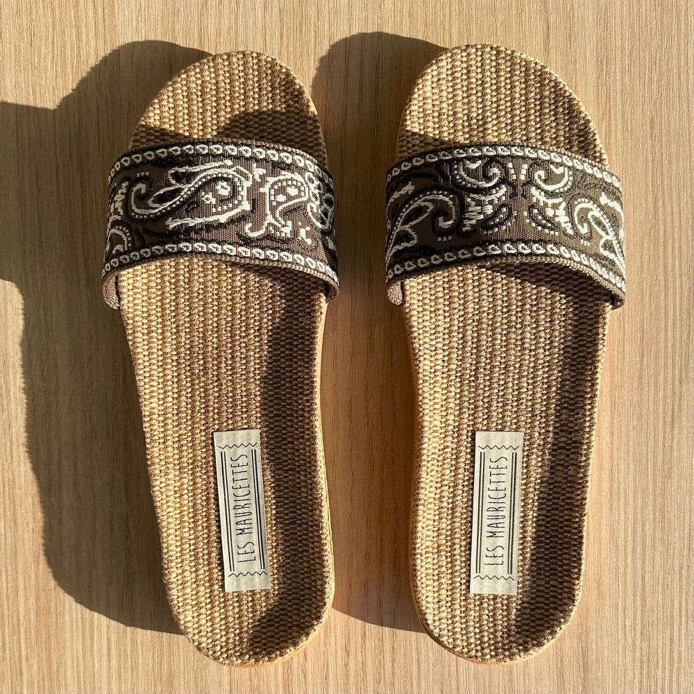 Homewear bien-être - LES MAURICETTES d'Emilienne , claquettes kaki ultra légères - LES MAURICETTES