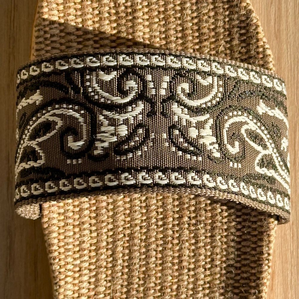 Homewear bien-être - LES MAURICETTES d'Emilienne , claquettes kaki ultra légères - LES MAURICETTES