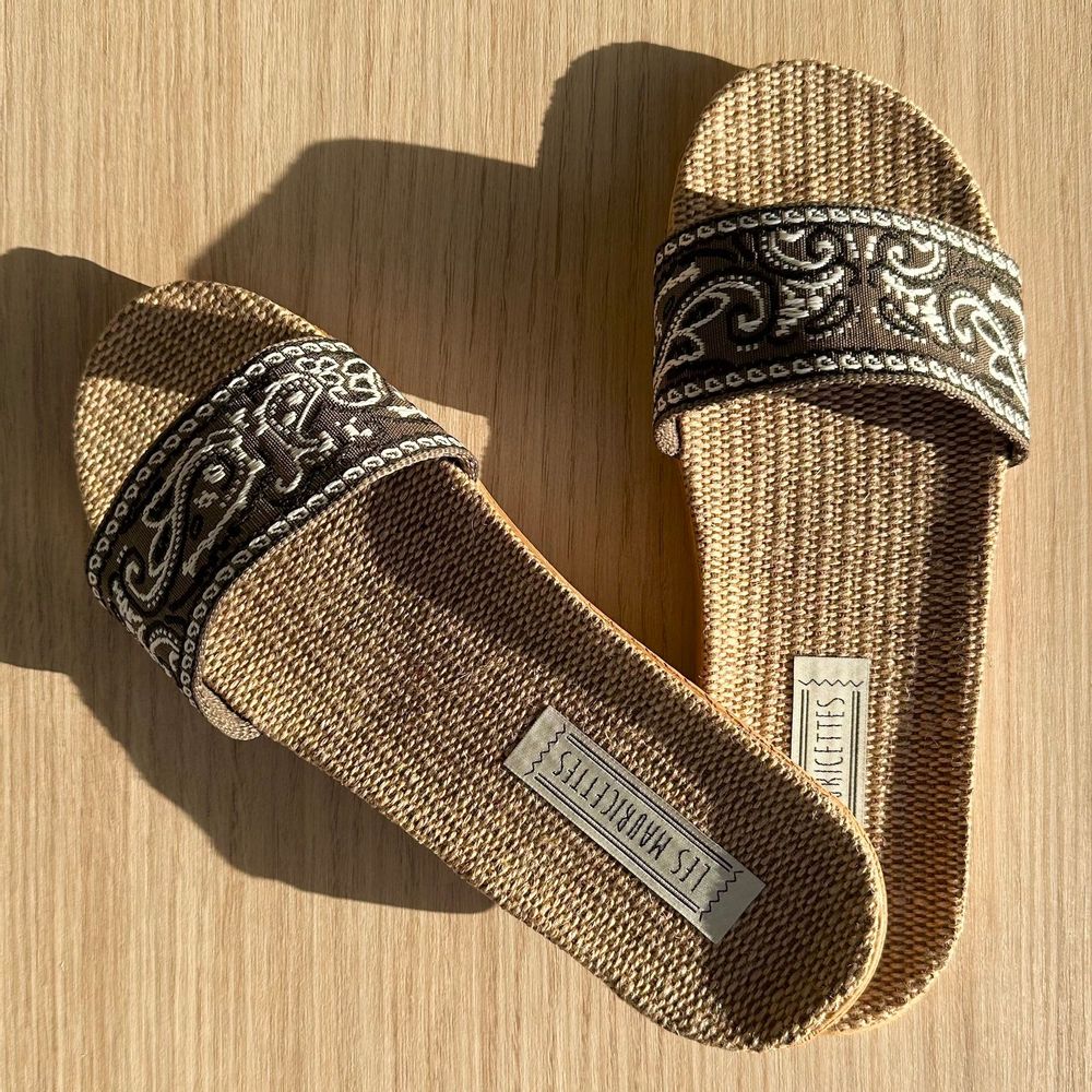Homewear bien-être - LES MAURICETTES d'Emilienne , claquettes kaki ultra légères - LES MAURICETTES