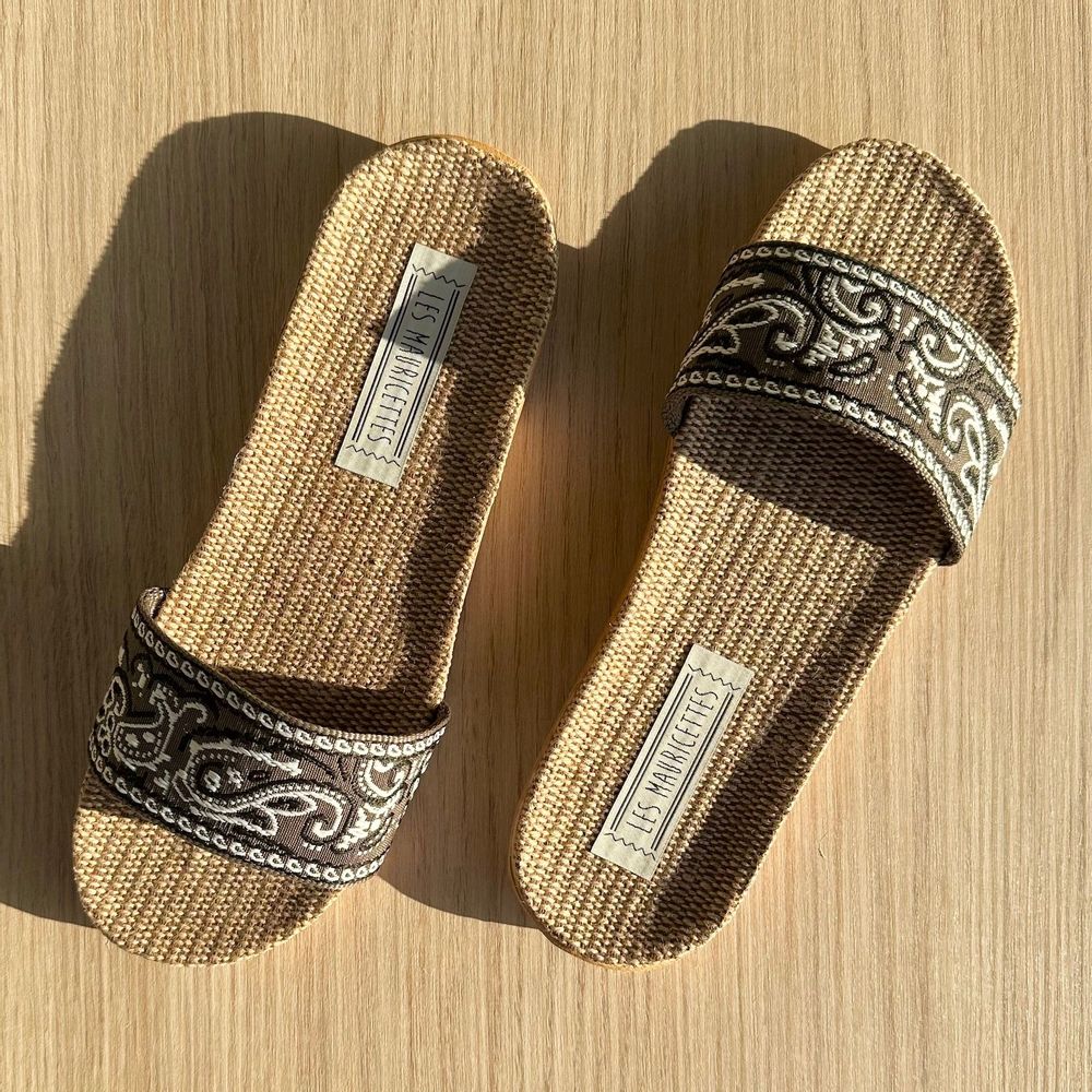 Homewear bien-être - LES MAURICETTES d'Emilienne , claquettes kaki ultra légères - LES MAURICETTES