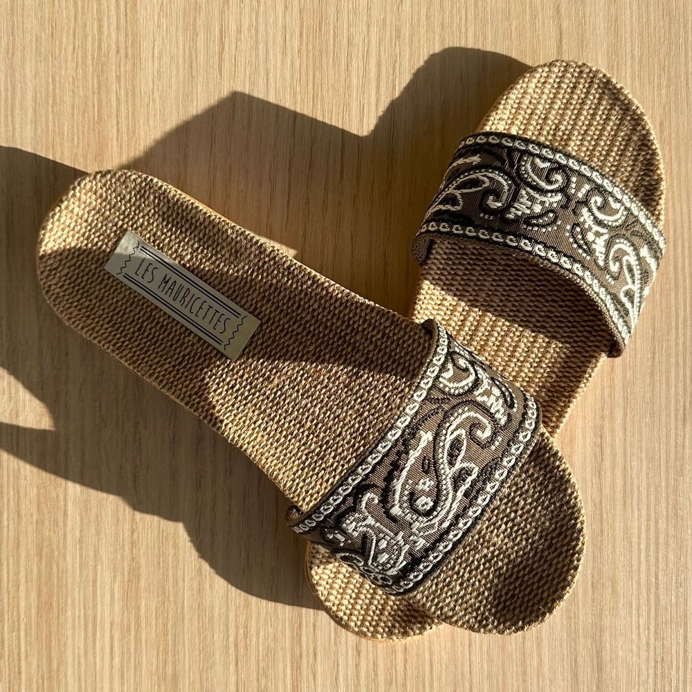 Homewear bien-être - LES MAURICETTES d'Emilienne , claquettes kaki ultra légères - LES MAURICETTES