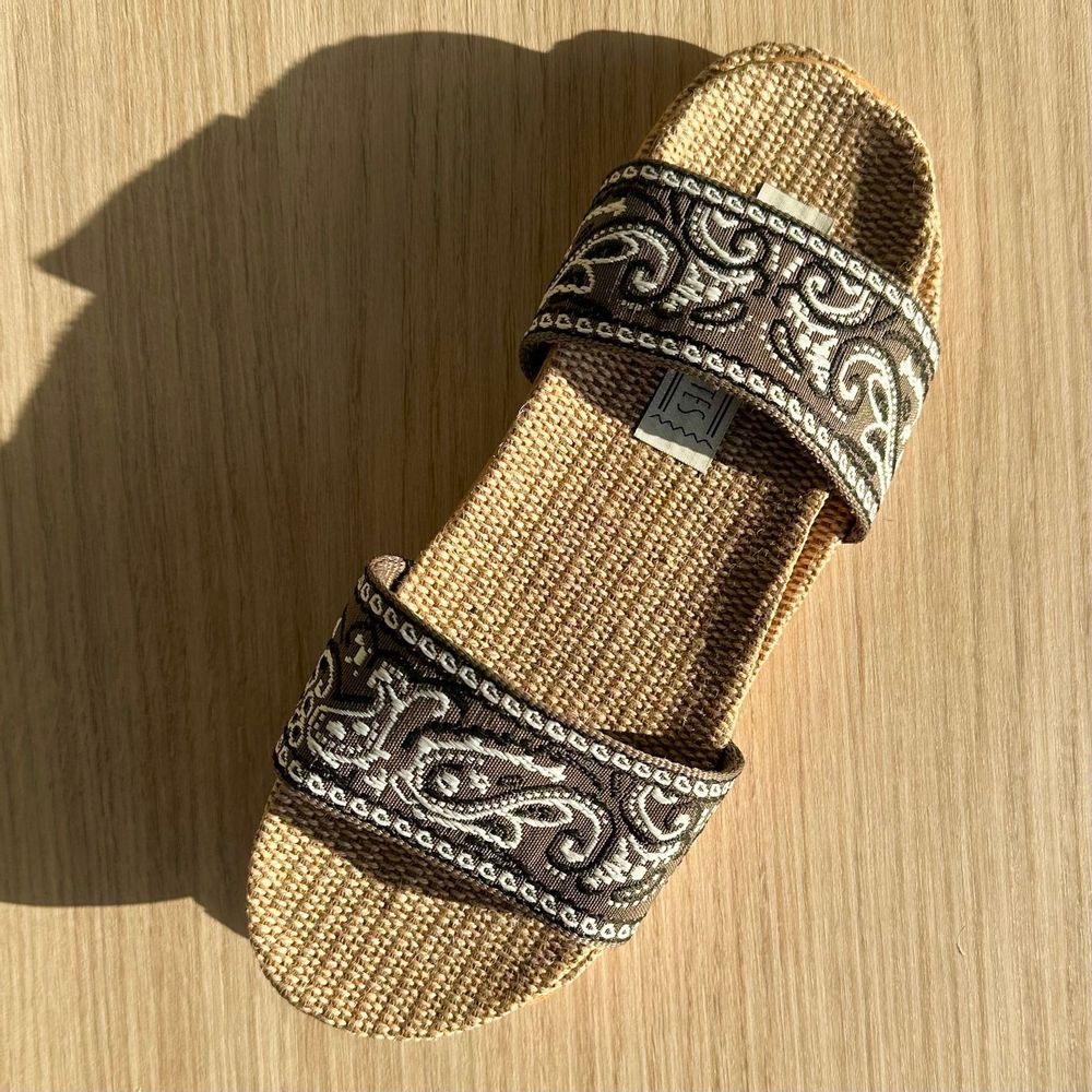 Homewear bien-être - LES MAURICETTES d'Emilienne , claquettes kaki ultra légères - LES MAURICETTES
