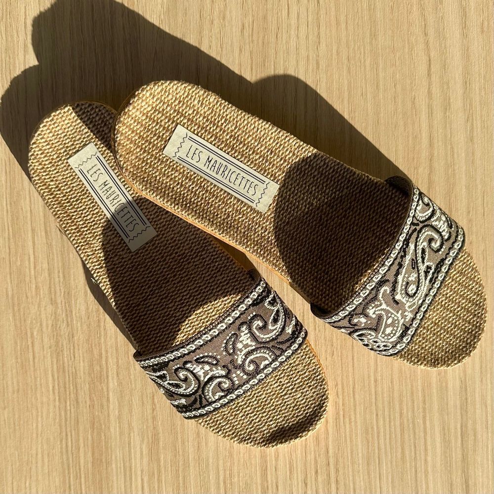 Homewear bien-être - LES MAURICETTES d'Emilienne , claquettes kaki ultra légères - LES MAURICETTES