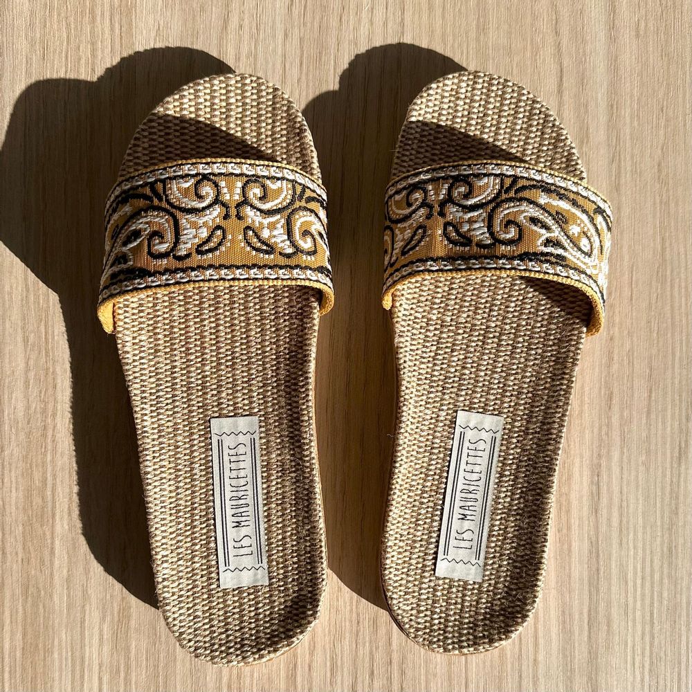 Homewear bien-être - LES MAURICETTES de Douceline, claquettes jaune moutarde super légères - LES MAURICETTES
